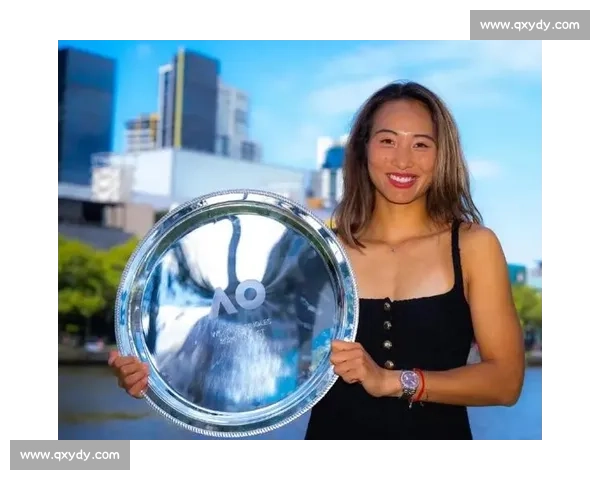 郑钦文赠阿尔卡拉斯 Labubu：温网训练场暖心互动，潮玩跨界点燃网坛友谊